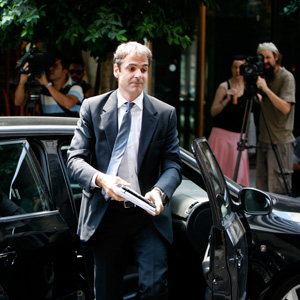 kyriakos_mitsotakis_troika