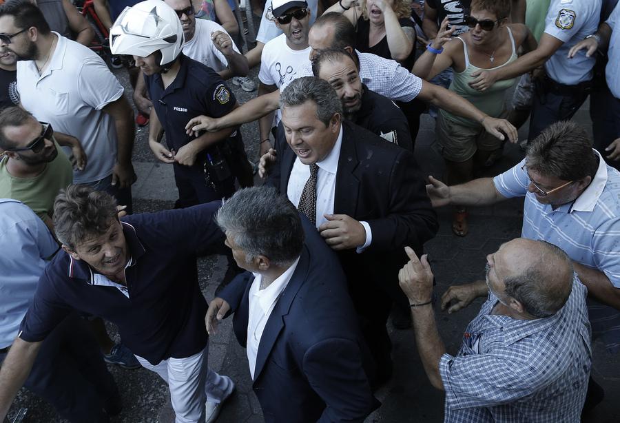 Ο υπουργός Εθνικής Άμυνας Πάνος Καμμένος εισέρχεται στο δημαρχείο της Κω μετά την συνομιλία που είχε με πολίτες που διαμαρτύρονται, Παρασκευή 21 Αυγούστου 2015. ΑΠΕ-ΜΠΕ/ΑΠΕ-ΜΠΕ/ΓΙΑΝΝΗΣ ΚΟΛΕΣΙΔΗΣ