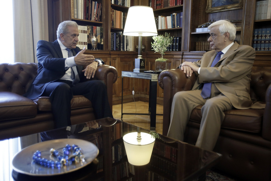 Ο Πρόεδρος της Δημοκρατίας Προκόπης Παυλόπουλος (Δ) συνομιλεί με τον επίτροπο αρμόδιο για θέματα Μετανάστευσης Δημήτρη Αβραμόπουλο (Α), κατά την διάρκεια της συνάντησης τους στο Προεδρικό Μέγαρο, Σάββατο 5 Σεπτεμβρίου 2015. ΑΠΕ-ΜΠΕ / ΑΠΕ-ΜΠΕ / ΓΙΑΝΝΗΣ ΚΟΛΕΣΙΔΗΣ
