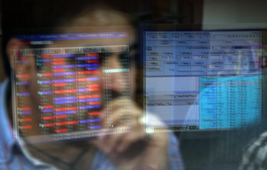 epaselect epa04936399 An Indian trader works at a local brokerage firm in Mumbai, India, 18 September 2015. According to reports, the Indian stock exchange index Sensex jumped by over 500 points on 18 September one day after the US Federal Reserve kept its benchmark interest rate unchanged near zero. EPA/DIVYAKANT SOLANKI