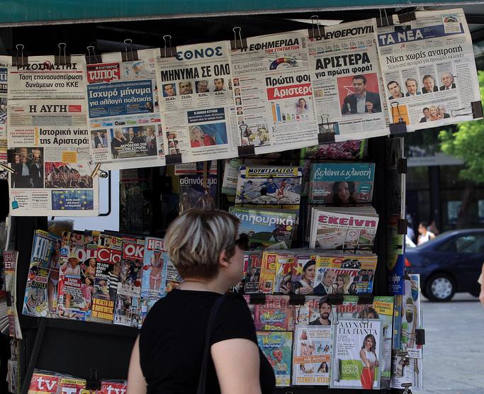 Περαστικοί διαβάζουν τα πρωτοσέλιδα των εφημερίδων που κρέμονται σε κεντρικά περίπτερα της Αθήνας, μετά την ολοκλήρωση των ευρωεκλογών και των αυτοδιοικητικών εκλογών, Δευτέρα 26 Μαϊου 2014. ΑΠΕ-ΜΠΕ/ΑΠΕ-ΜΠΕ/ΣΥΜΕΛΑ Π