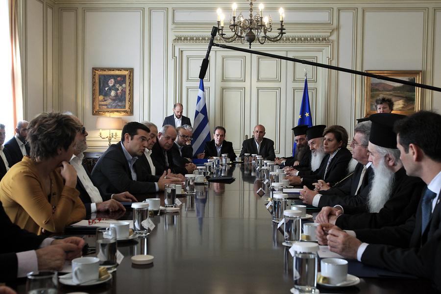 Ο πρωθυπουργός Αλέξης Τσίπρας (2Α) προεδρεύει στην ευρεία σύσκεψη για τα ζητήματα διαχείρισης των προσφυγικών ροών στο Μέγαρο Μαξίμου, Αθήνα, Παρασκευή 6 Νοεμβρίου 2015, παρουσία των περιφερειαρχών Βορείου και Νοτίου Αιγαίου, των δημάρχων Λέσβου, Σάμου, Κω, Λέρου και Χίου, των μητροπολιτών των παραπάνω νησιών, του Αρχιεπισκόπου Αθηνών και Πάσης Ελλάδος Ιερώνυμου και υπουργών. ΑΠΕ-ΜΠΕ/ΑΠΕ-ΜΠΕ/ΣΥΜΕΛΑ ΠΑΝΤΖΑΡΤΖΗ