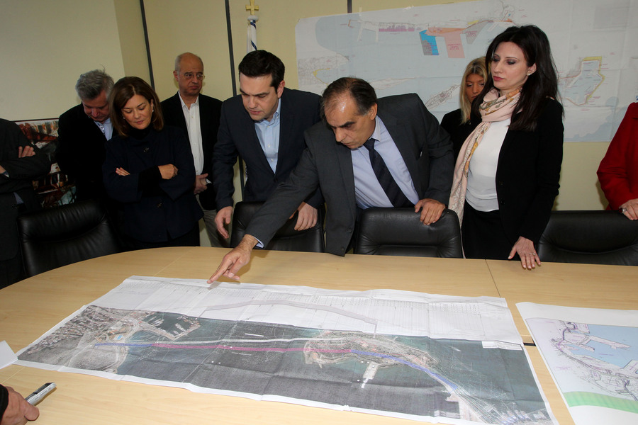 Ο πρωθυπουργός Αλέξης Τσίπρας (4Α) ενημερώνεται από τον δήμαρχο Περάματος Γιάννη Λαγουδάκη (2Δ) κατά τη διάρκεια της επίσκεψής του στο δήμο, το Σάββατο 30 Ιανουαρίου 2016, στο Δημαρχείο. Το δημαρχείο Περάματος επισκέφθηκε το πρωί ο πρωθυπουργός Αλέξης Τσίπρας και έγινε δεκτός από το δήμαρχο της Πόλης Γιάννη Λαγουδάκη. Ο κ. Τσίπρας συνοδεύεται από τον υπουργό Παιδείας Νίκο Φίλη, την αναπληρώτρια υπουργό Κοινωνικής Αλληλεγγύης αρμόδια για θέματα κοινωνικής αλληλεγγύης Θεανώ Φωτίου, την αναπληρώτρια υπουργό Εργασίας Ράνια Αντωνοπούλου, το υπουργό Ναυτιλίας και Νησιωτικής Πολιτικής Θ. Δρίτσα,τον αναπληρωτή υπουργό Αμυνας Δημήτρη Βίτσα αλλά και τον αρμόδιο υφυπουργό για το ΕΣΠΑ Αλέξη Χαρίτση. ΑΠΕ-ΜΠΕ/ΑΠΕ-ΜΠΕ/Παντελής Σαΐτας