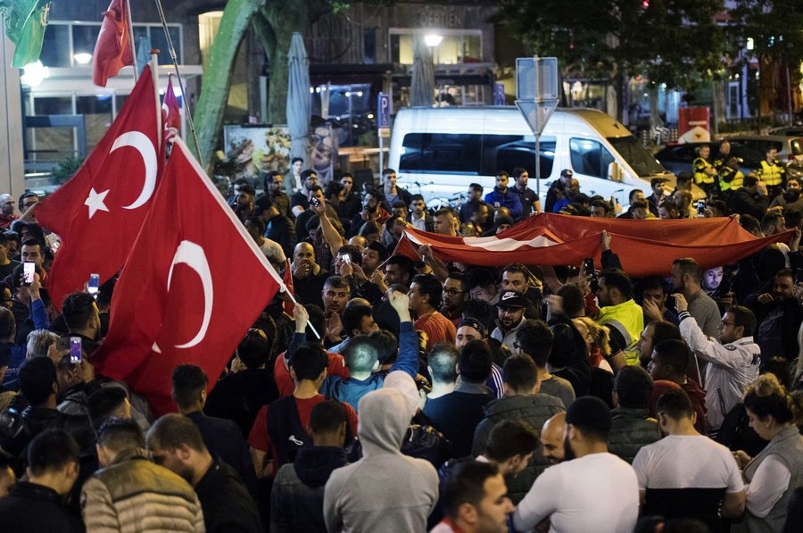 Protest against the attempted coup in Turkey at Turkish Consulate in Rotterdam